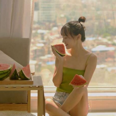 夏日清凉可爱吃西瓜少女头像图片