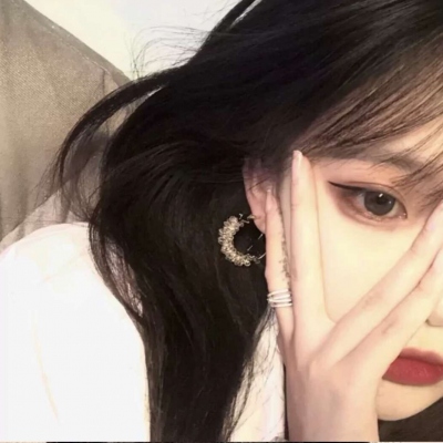 干净简单白色系高清女头图片