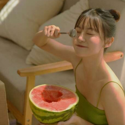 夏日清凉可爱吃西瓜少女头像图片