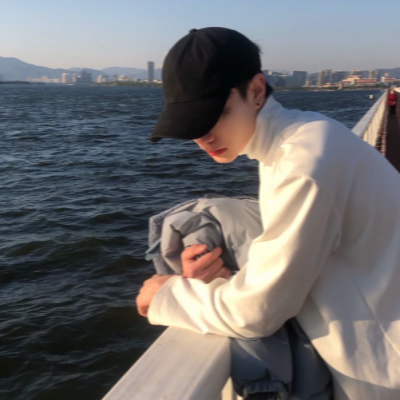 微信头像男戴帽子帅气图片