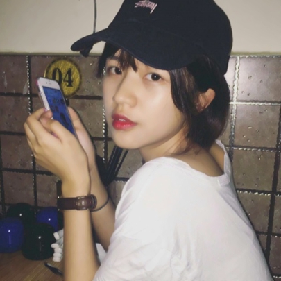 女生戴帽子头像 超酷