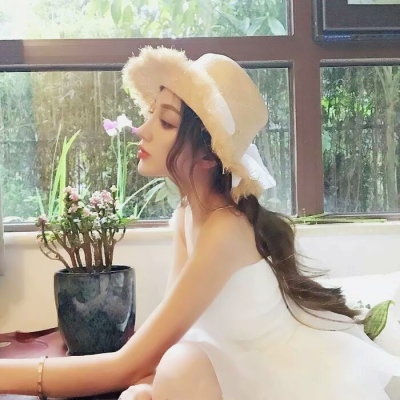 女生头像真人戴帽子