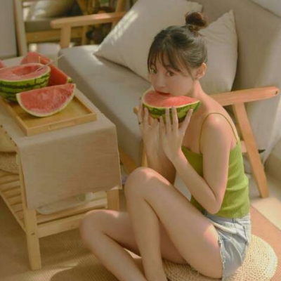 夏日清凉可爱吃西瓜少女头像图片