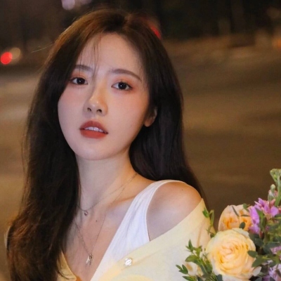 微信真人小众高级女头干净图片
