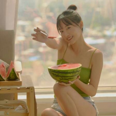 夏日清凉可爱吃西瓜少女头像图片