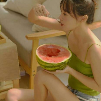 夏日清凉可爱吃西瓜少女头像图片