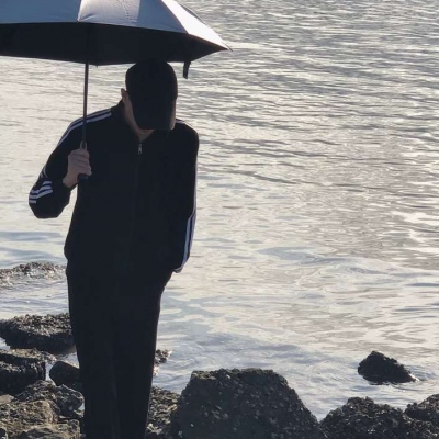 微信头像男戴帽子帅气图片
