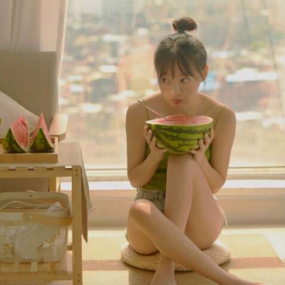 夏日清凉可爱吃西瓜少女头像图片