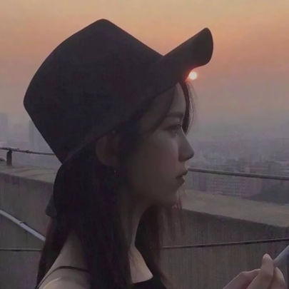 女生戴帽子头像 超酷