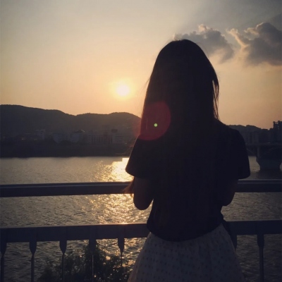 随意慵懒清新头像女生高清图片