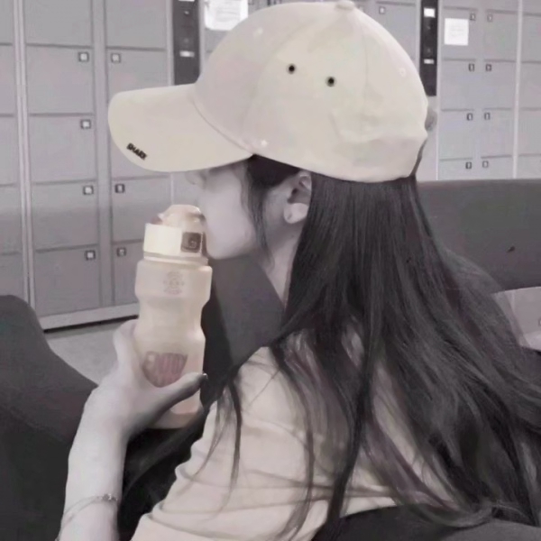 女生酷酷的头像戴帽子高清图片