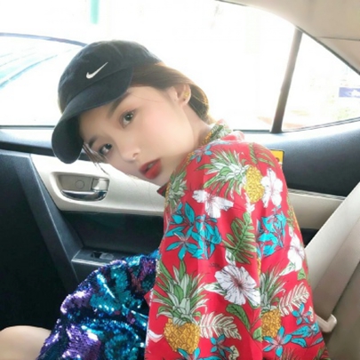 女生戴帽子头像 超酷