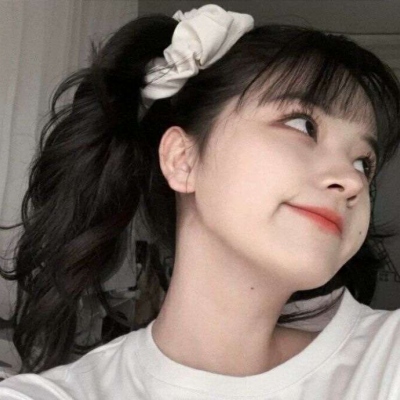 干净简单白色系高清女头图片