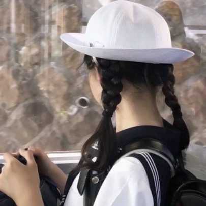 女生戴帽子头像 超酷