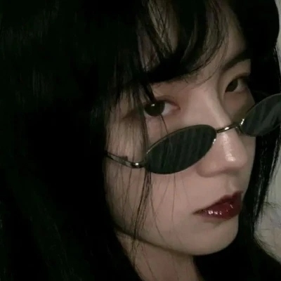 女生酷到爆的头像