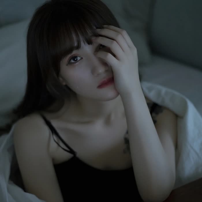 捂眼伤感沧桑流泪女生头像图片