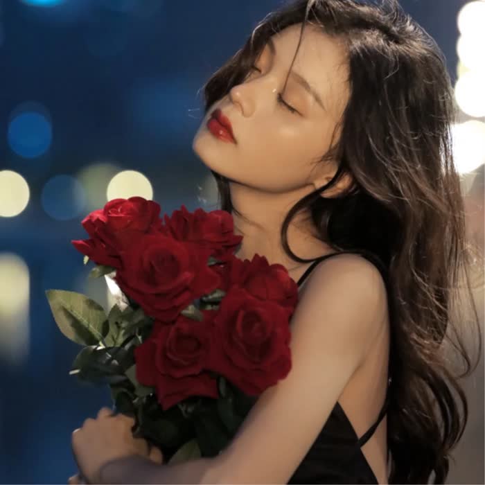 伤感孤独抱玫瑰花女生头像图片