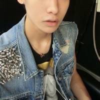 上半身不露脸自拍男生头像图片