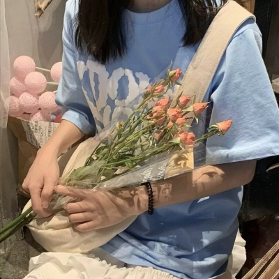 手拿花的头像不露脸女生高清图片