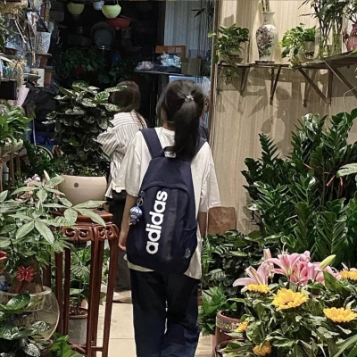 手拿花的头像不露脸女生高清图片