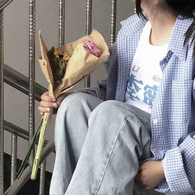 手拿花的头像不露脸女生高清图片