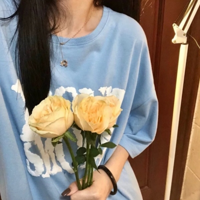 手拿花的头像不露脸女生高清图片