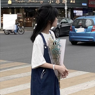 手拿花的头像不露脸女生高清图片