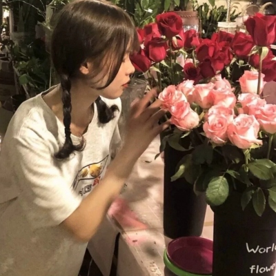 手拿花的头像不露脸女生高清图片