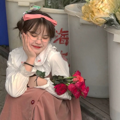 拿着花的女孩头像图片