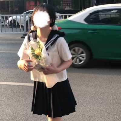 拿着花的女孩头像图片