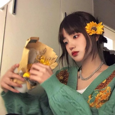 唯美女孩子拿着花的头像图片