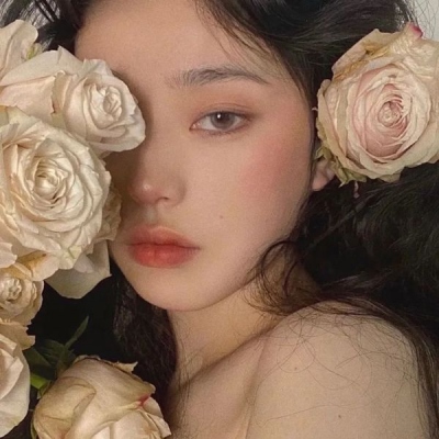 唯美女孩子拿着花的头像图片