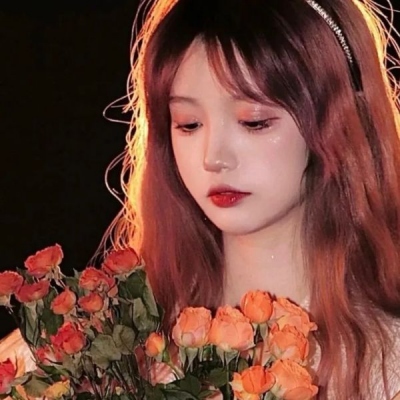 唯美女孩子拿着花的头像图片