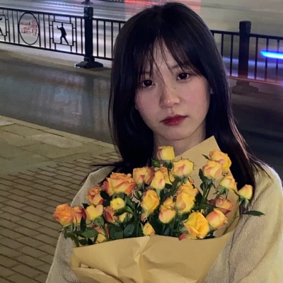 拿着花的女孩头像图片