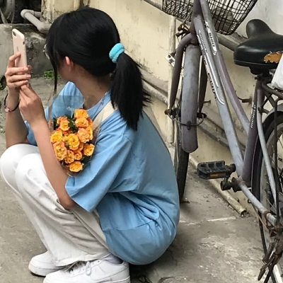 拿着花的女孩头像图片