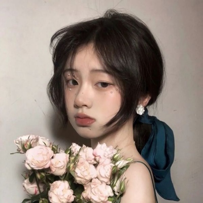 唯美女孩子拿着花的头像图片