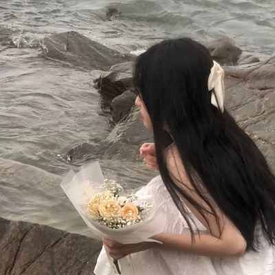 拿着花的女孩头像图片