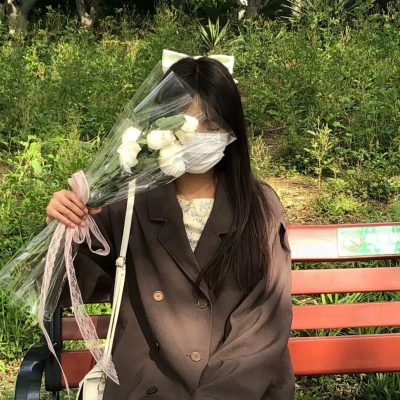 拿着花的女孩头像图片