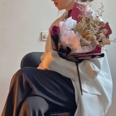 唯美女孩子拿着花的头像图片
