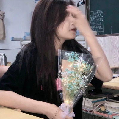 拿着花的女孩头像图片