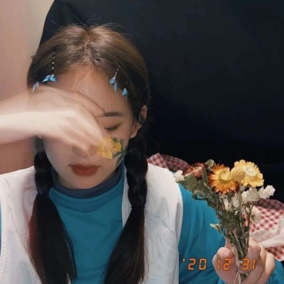 唯美女孩子拿着花的头像图片