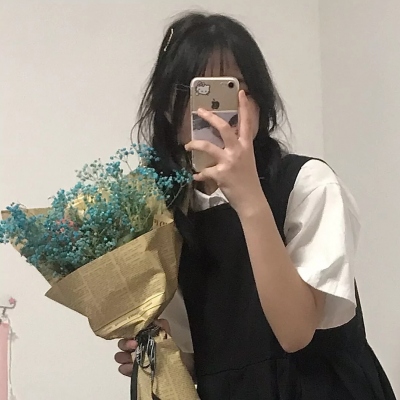 拿着花的女孩头像图片