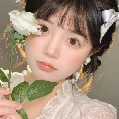 唯美女孩子拿着花的头像图片