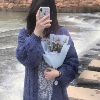 拿着花的女孩头像图片
