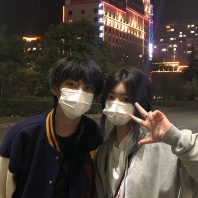 微信好看的情头一对情侣真人图片