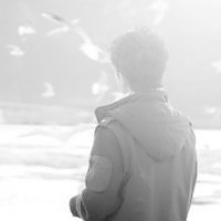 qq男生伤感背影黑白头像图片