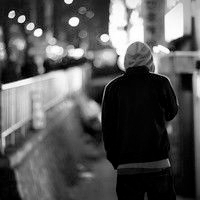 qq男生伤感背影黑白头像图片