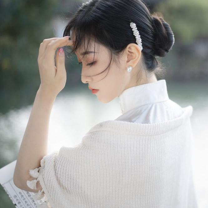文艺知性白色女生头像图片