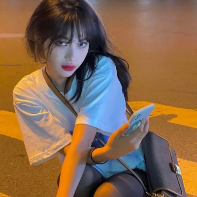 2025年微信最火的头像女生真人图片