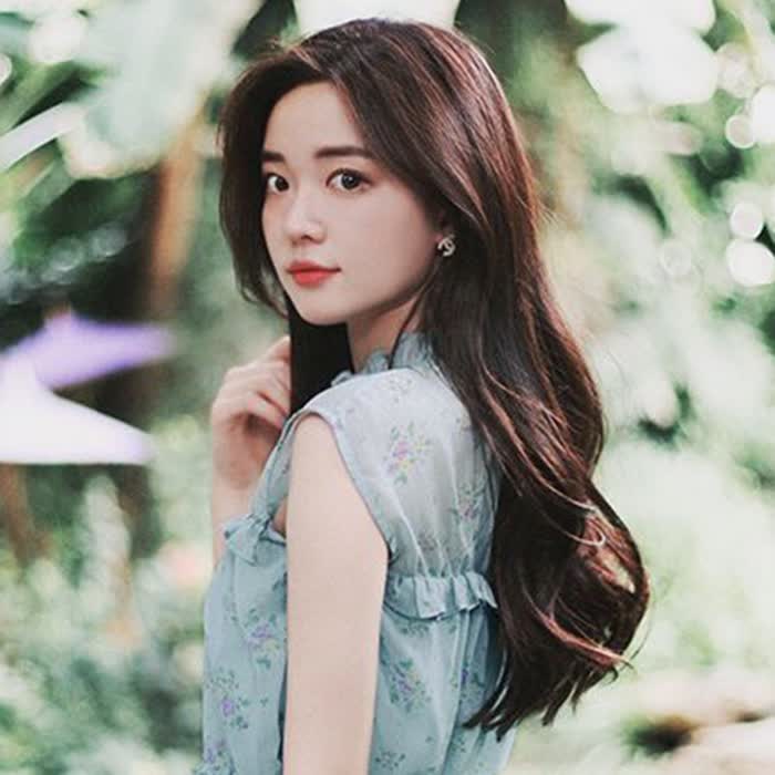 让人心动长发清新女生头像图片